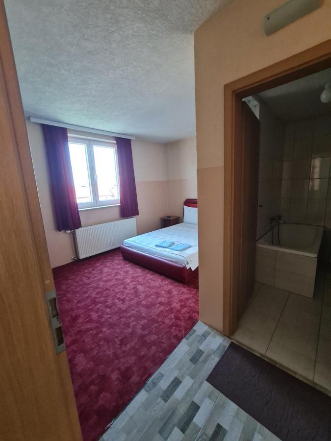 Holiday Uroševac Exterior foto